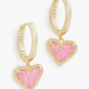 Kendra Scott Ari Heart Gold Huggie Earrings in Pink Iridescent Glitter Glass